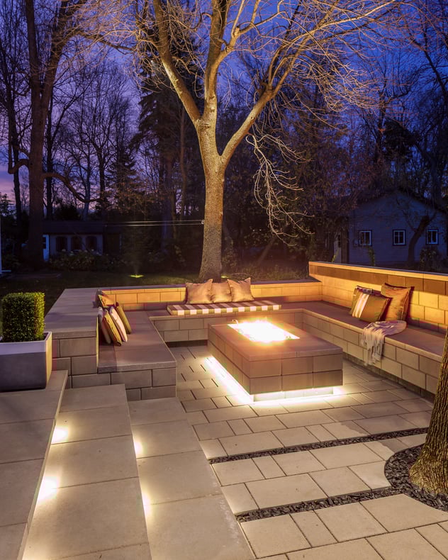 Patio trasero con losa lisa para patio blu 60 de Techo-Bloc