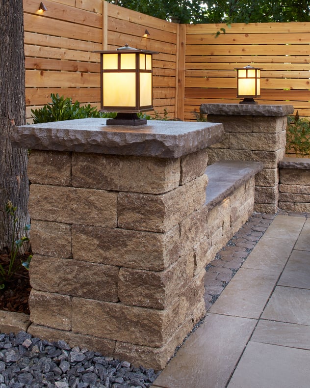 Muro Mini-Creta de Techo-Bloc en un patio trasero