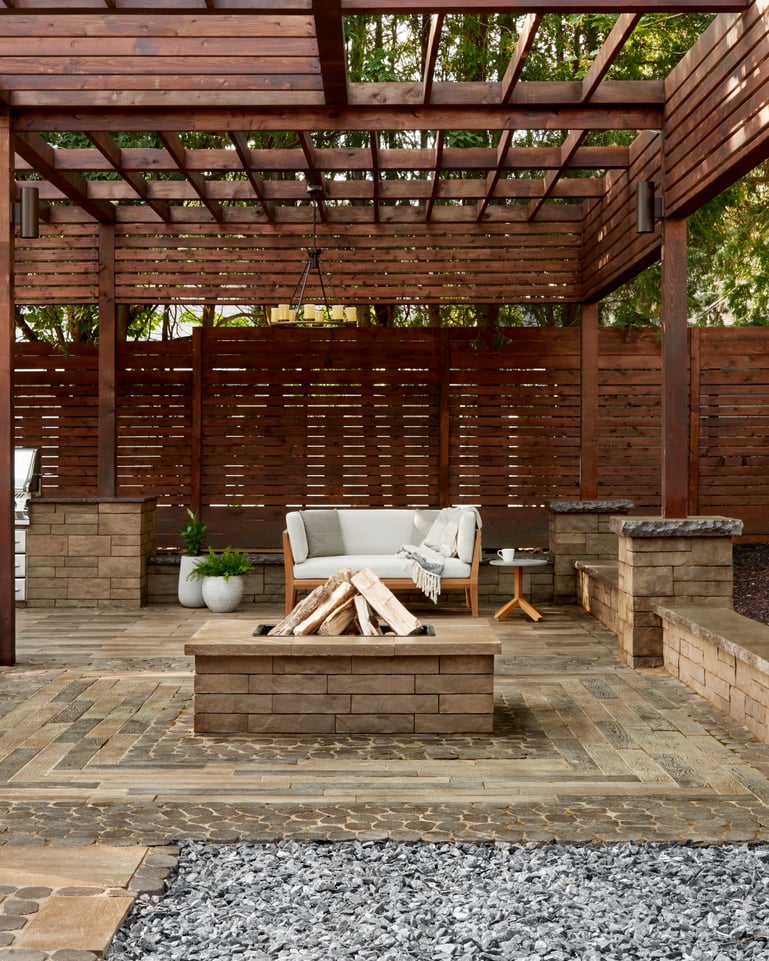 Asador Brandon color Chestnut Brown en un patio trasero