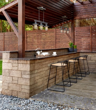 Área de bar al aire libre diseñada con productos Techo-Bloc