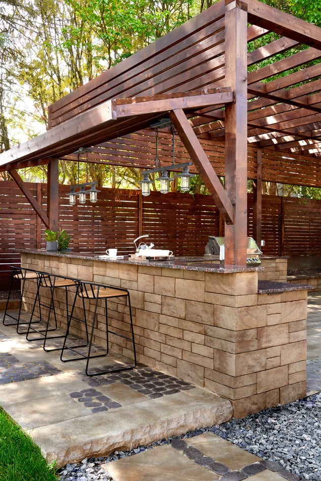 Cocina al aire libre con muros Brandon de Techo-Bloc