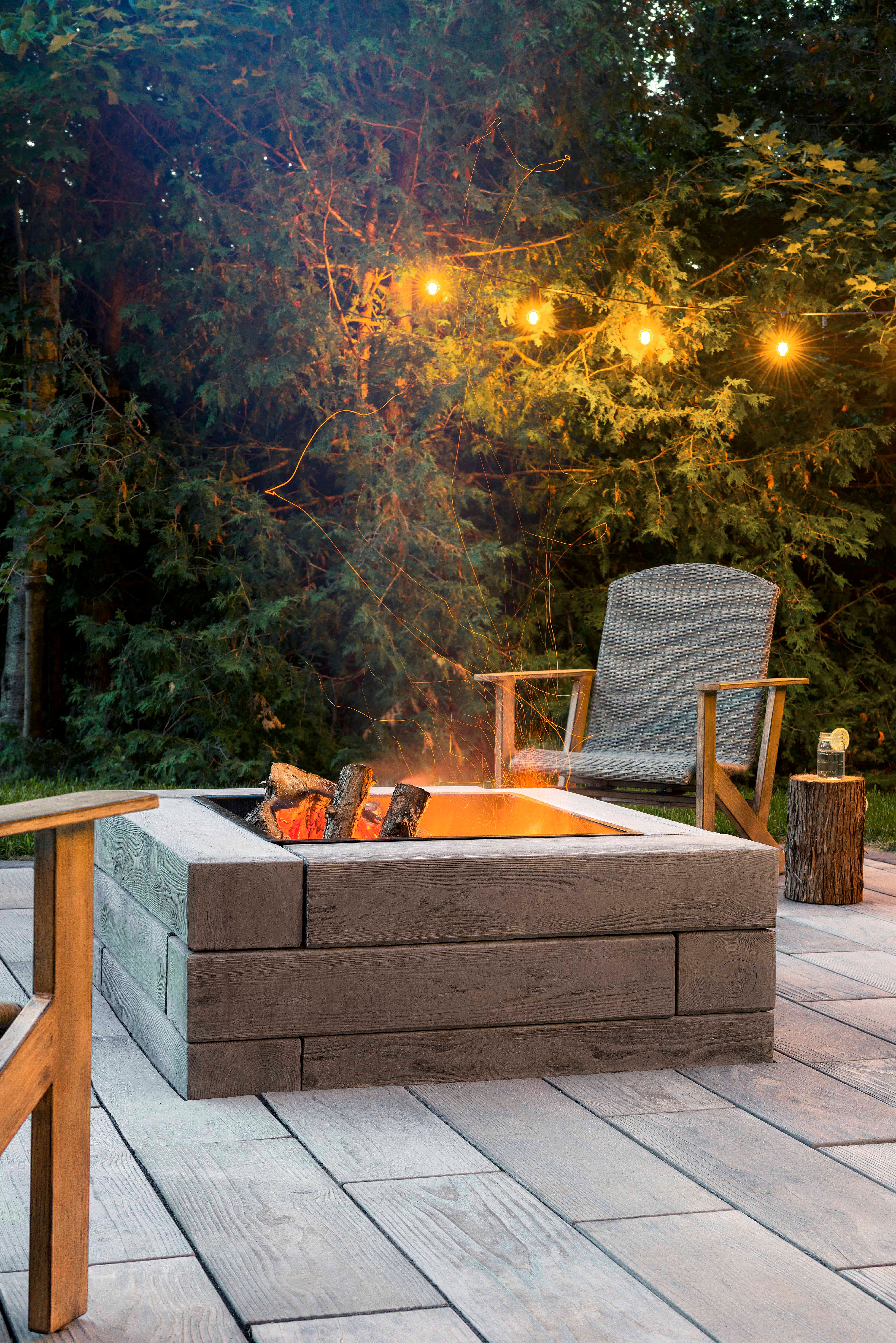 Patio trasero con asador Borealis y guirnaldas de luces