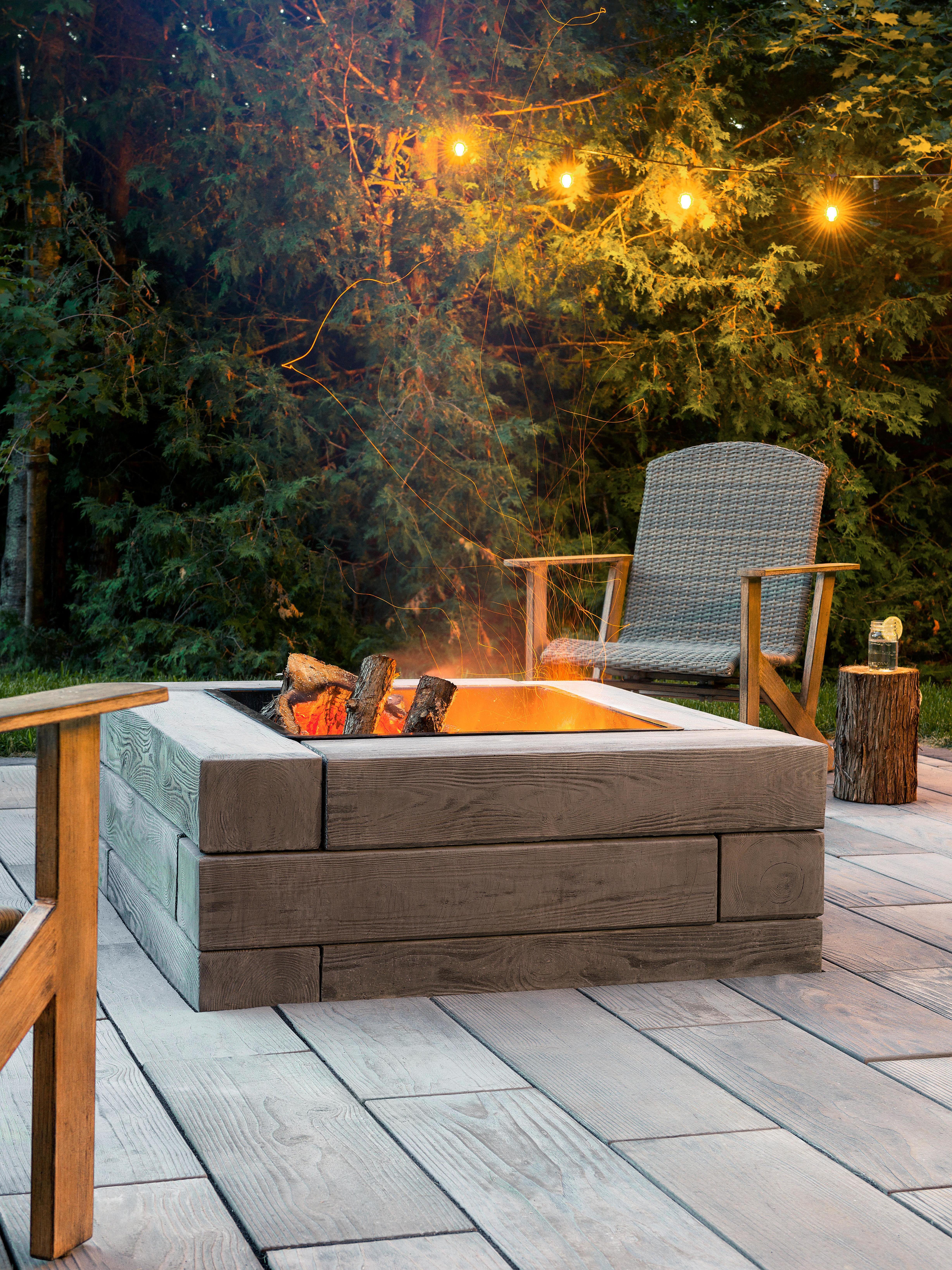 Losas de patio Borealis y muro de contención de Techo-Bloc en un patio trasero.