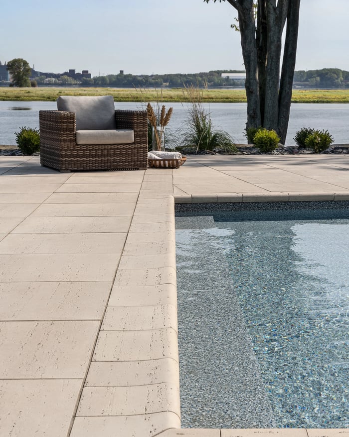 Terraza de piscina con losas Travertina Raw