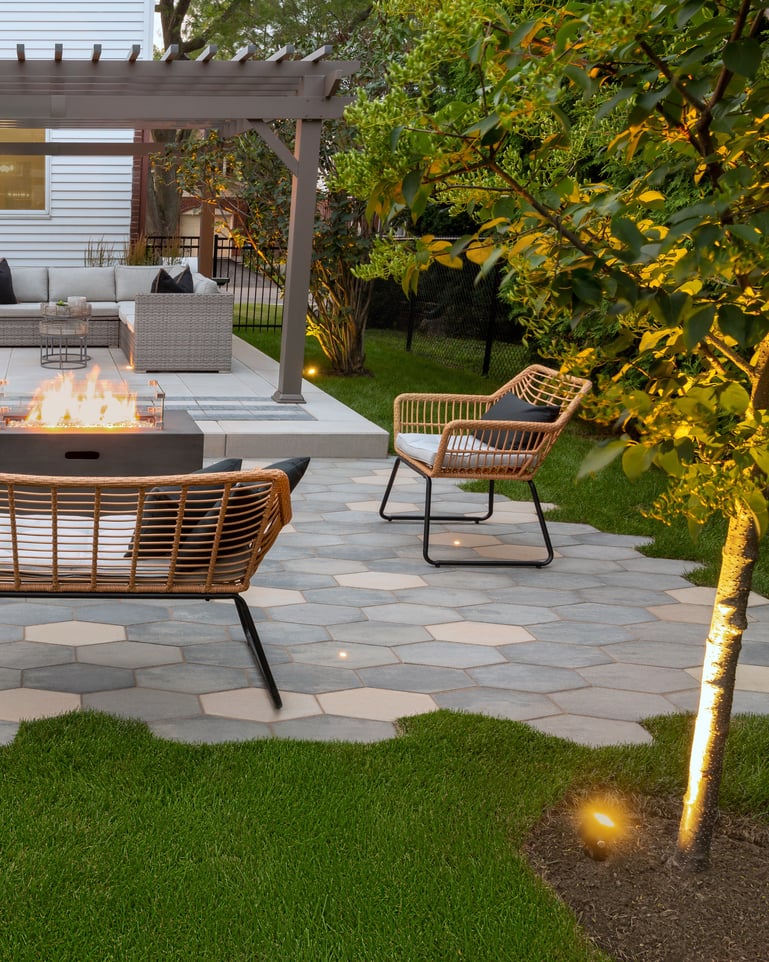 Patio trasero con losas Hexa en 2 colores