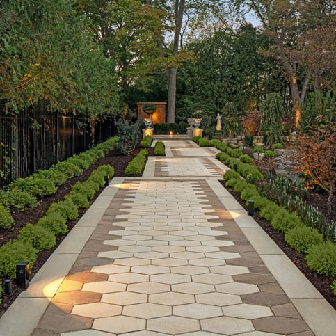 Losas de patio Hexa 60 de Techo-Bloc colocadas para un sendero de jardín. 