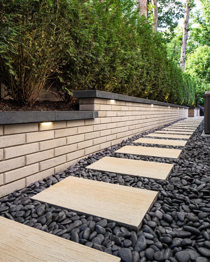 Sendero lateral con losas Ocean Grande