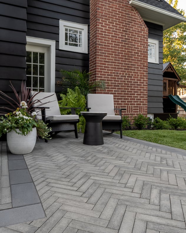 Patio trasero con adoquines Westmount de Techo-Bloc