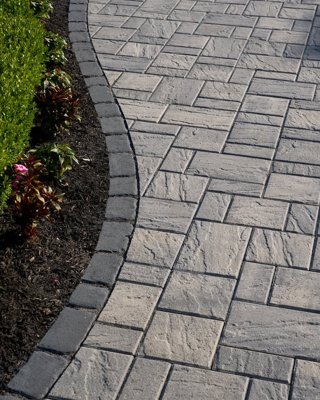 Camino con adoquines de pizarra Eva de Techo-Bloc