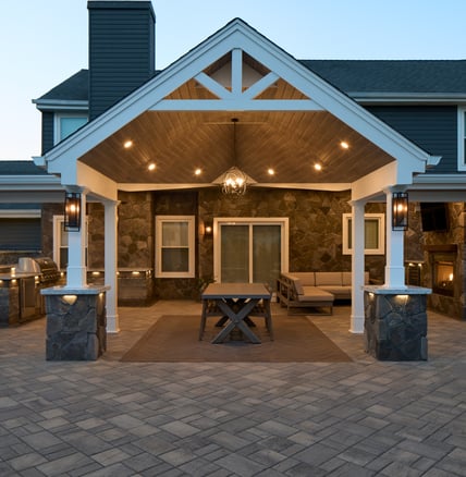 Cocina exterior atemporal en una cabaña diseñada con productos Techo-Bloc