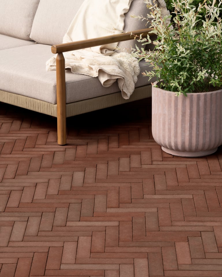 Patio trasero con adoquines Westmount en Merlot
