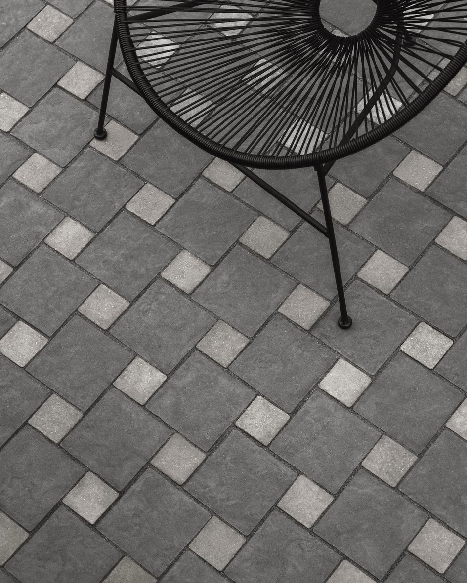 Patio trasero con patrón de tablero de ajedrez con adoquines Valet de Techo-Bloc
