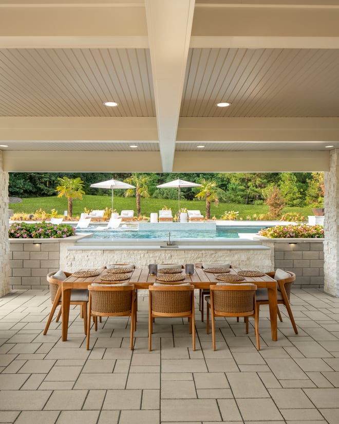 Comedor en el patio trasero con losas para patio Blu 60 Smooth de Techo-Bloc