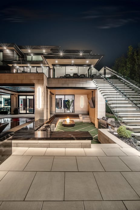 Diseño moderno de patio trasero con iluminación exterior