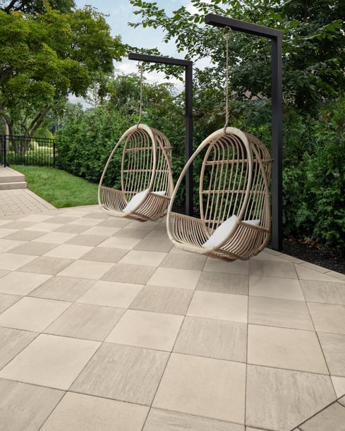 Diseño de refugio en el patio trasero con losas de patio Techo-Bloc en tonos neutros cálidos