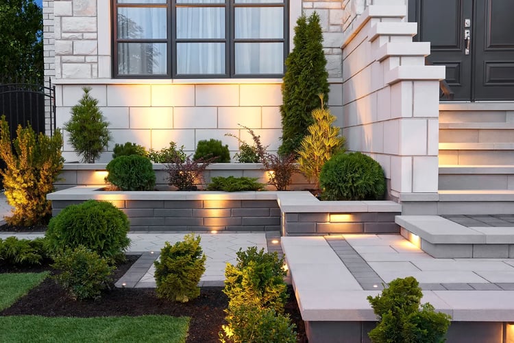 Muros de contención Raffinato con plantas y escaleras