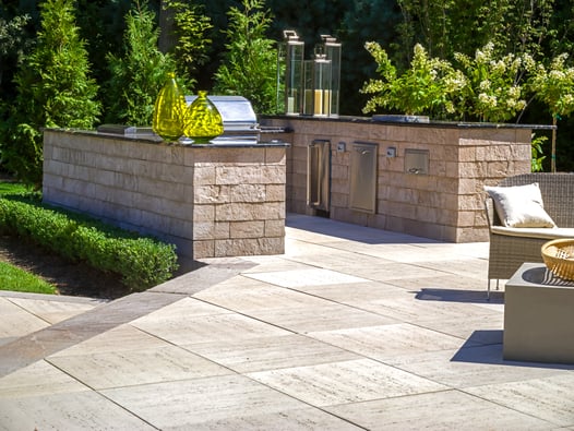 Cocina al aire libre con mucho espacio en la encimera, diseñada con productos Techo-Bloc.