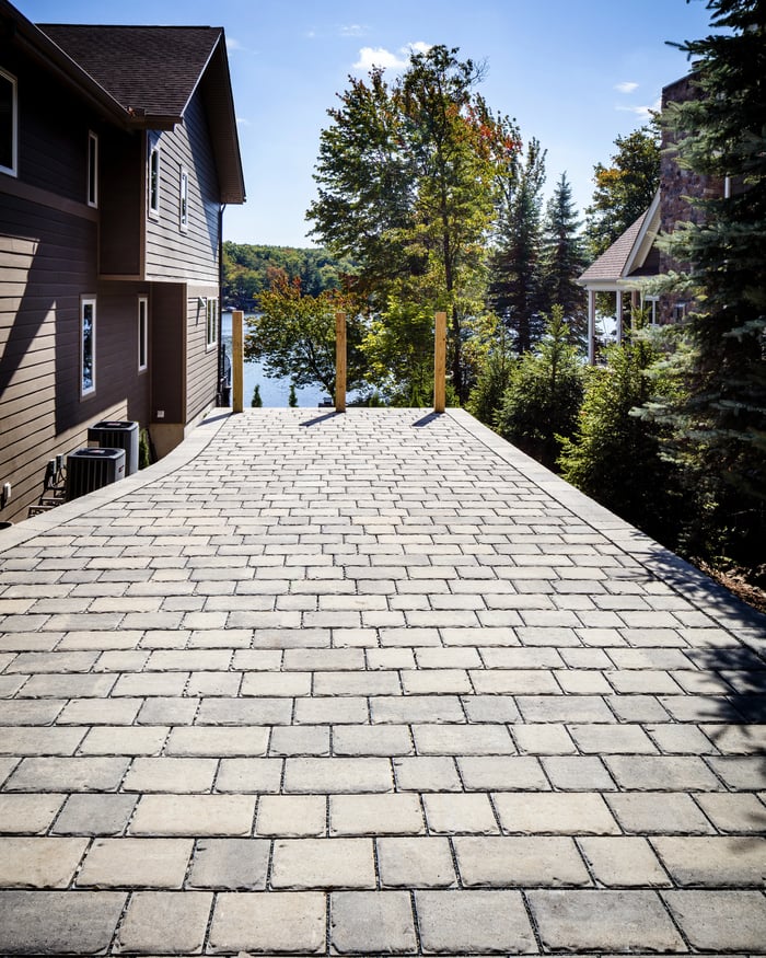 Sendero hecho con adoquines permeables Pure