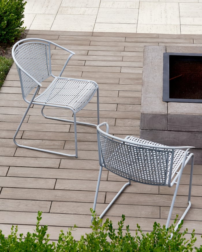 Patio lateral con losas Borealis y asador
