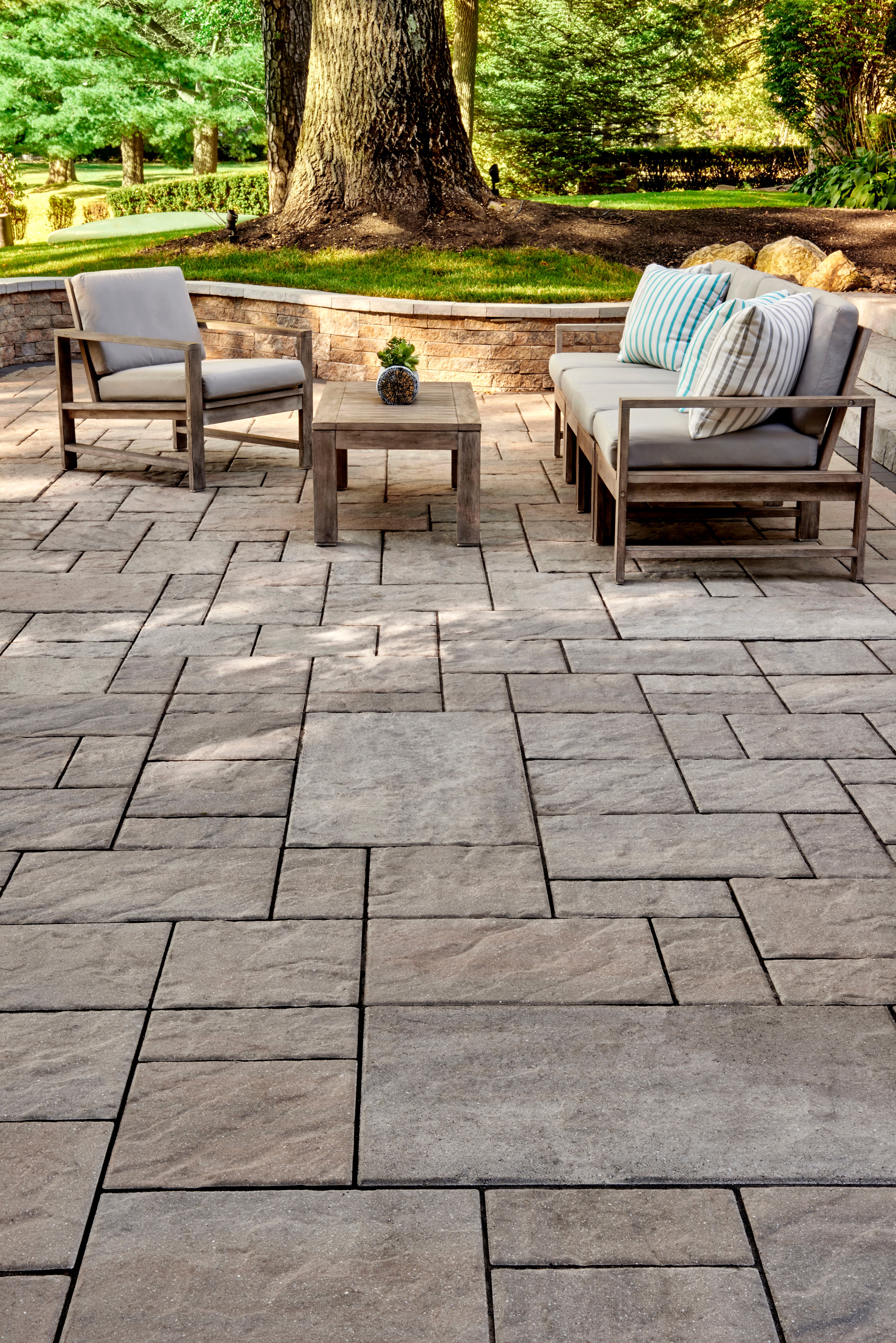 Losa para patio Blu 60 Slate en un patio trasero