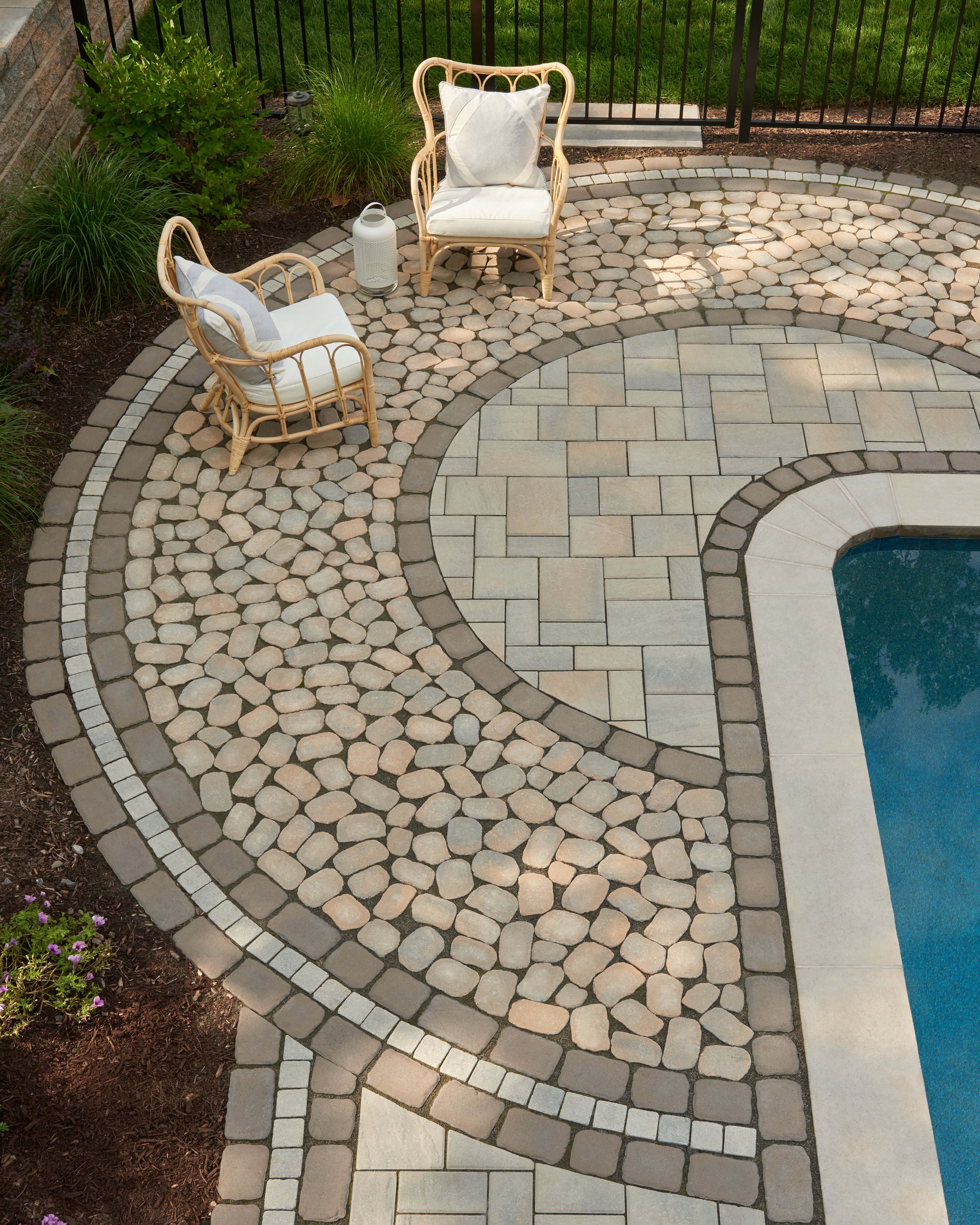Borde de piscina curvo con Antika, Villagio, Squadra y Blu 60 Slate