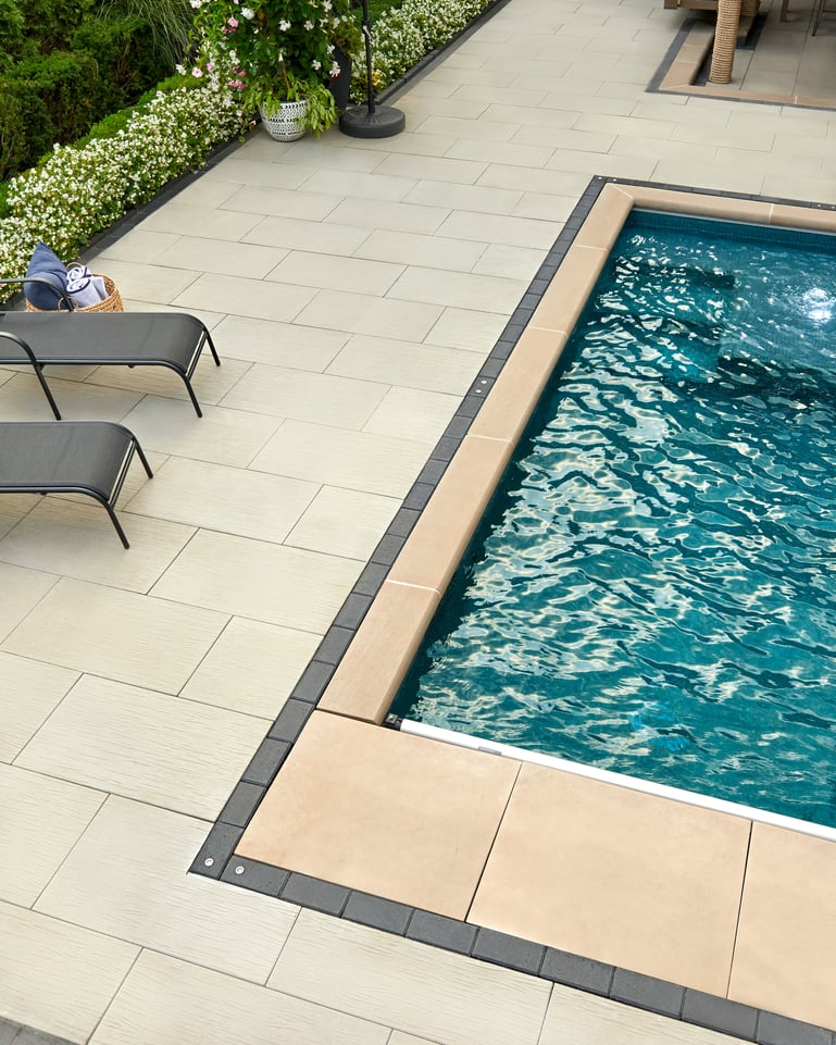 Patio junto a la piscina con losas Ocean Grande
