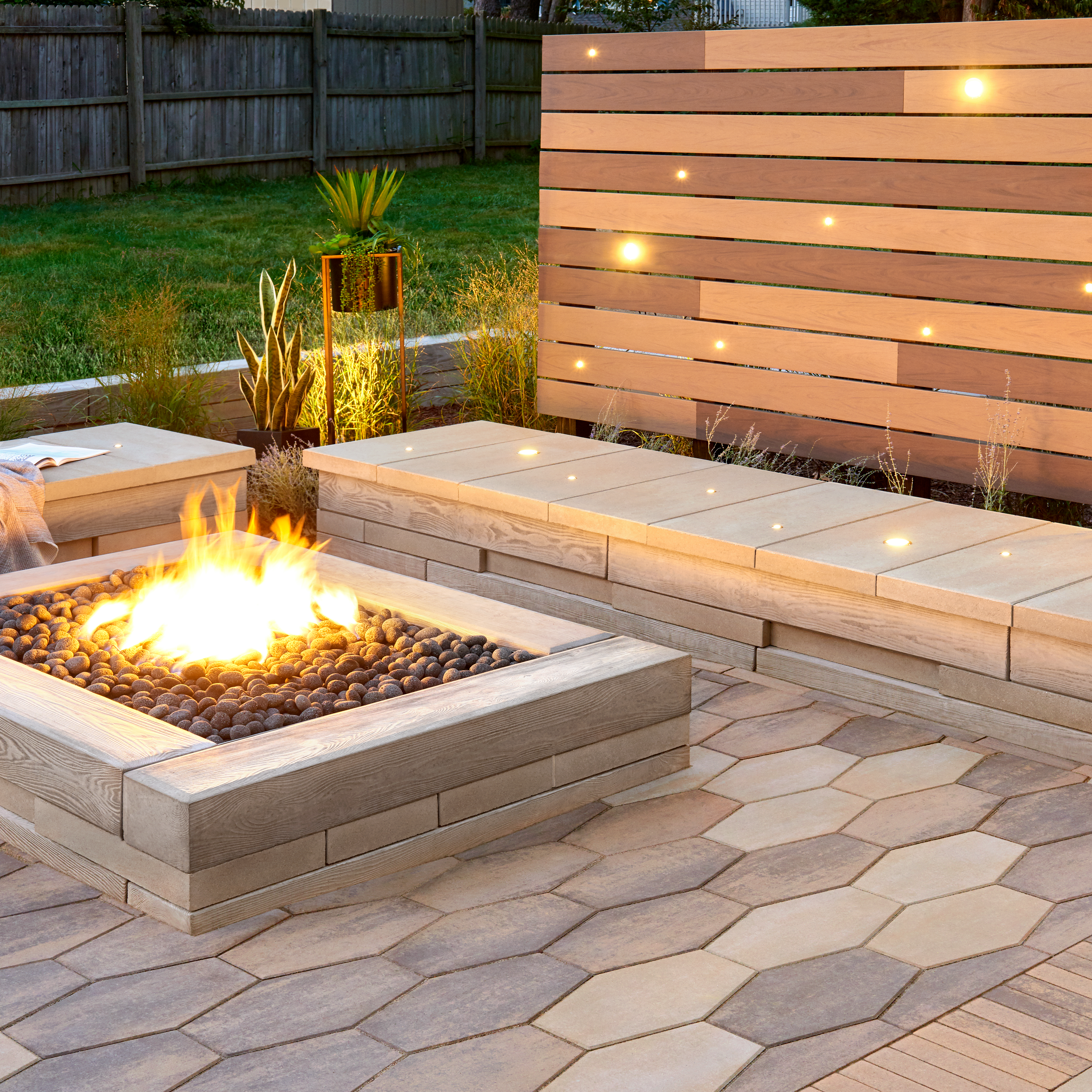 Losa Fire-Hexa 60 en Chestnut Brown y pared Borealis en Hazelnut Brandy