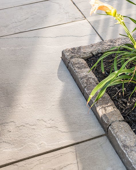 Bordes de piedra Pietra de Techo-Bloc utilizados en un diseño de paisaje