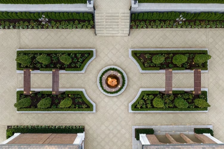 Jardín con pasarela Industria