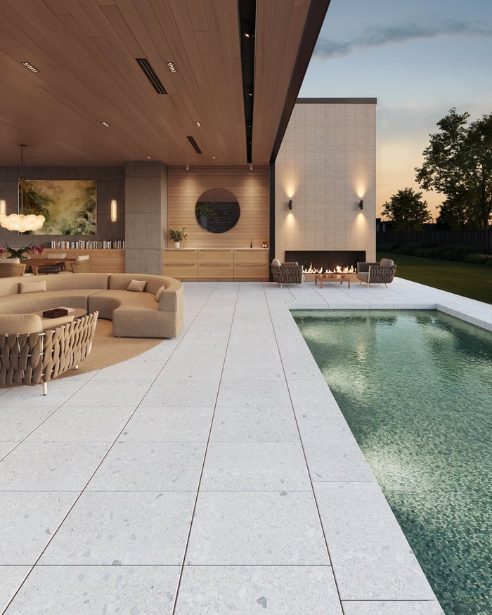 Patio trasero con piscina y losas de Terrazzo