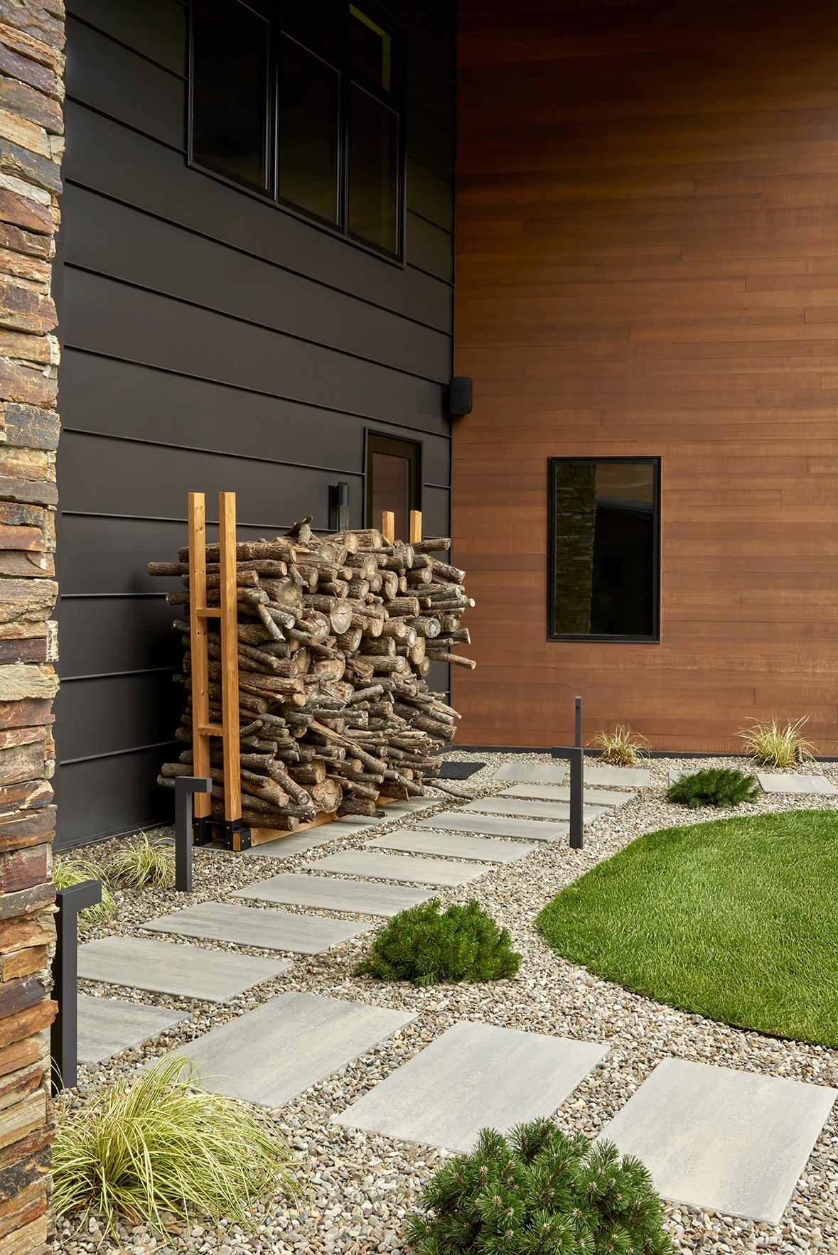 Sendero con losas lisas para patio Blu Grande