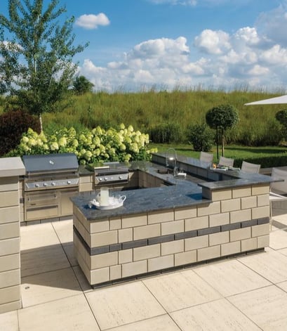 Cocina al aire libre atemporal con cubiertas de piedra de Techo-Bloc