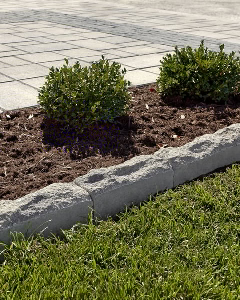 Piedra de borde Techo-Bloc Avignon vista en un diseño de paisaje. 
