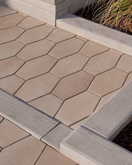 Bordes de piedra Borealis de Techo-Bloc en un diseño de paisaje. 