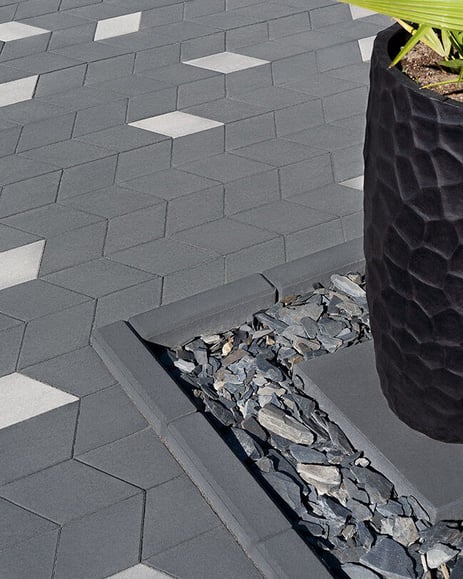 Bordes de piedra Raffinato Smooth de Techo-Bloc en un diseño de paisaje.