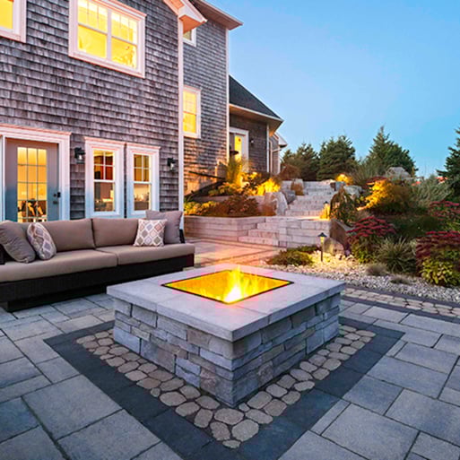 Muro de contención Prescott de Techo-Bloc utilizado para crear un diseño de asador en un patio trasero. 