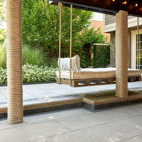 Losas de patio Ocean Grande de Techo-Bloc en un diseño de patio trasero