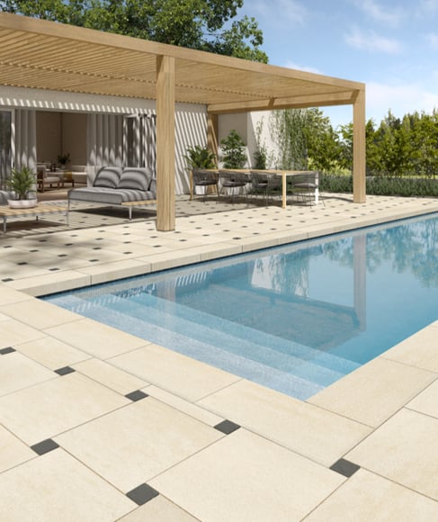 losas-adoquines-patio-trasero-junto-a-la-piscina-Para-Squadra-beige-crema-ónix-negro