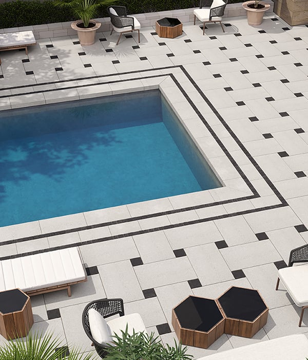 losas-adoquines-cubiertas-patio-trasero-patio-junto-a-la-piscina-blu-Valet-Squadra-níquel-grisáceo-ónix-negro (1)