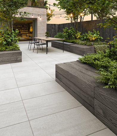 Patio trasero con área de comedor con Blu Grande