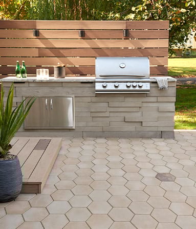 Cocina exterior moderna y ecléctica diseñada con productos Techo-Bloc.