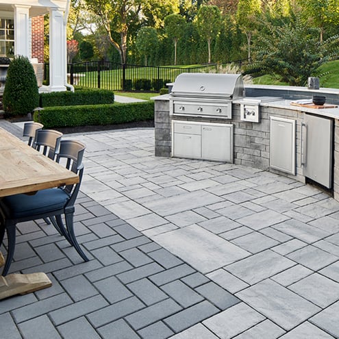 Losas de patio Blu 60 de Techo-Bloc en un diseño de patio trasero