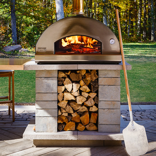 Horno de pizza Forno de Techo-Bloc en una cocina exterior de patio trasero. 