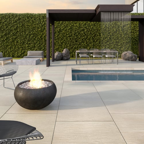 Losas de patio Ocean Grande de Techo-Bloc en un proyecto de patio junto a la piscina en el patio trasero. 
