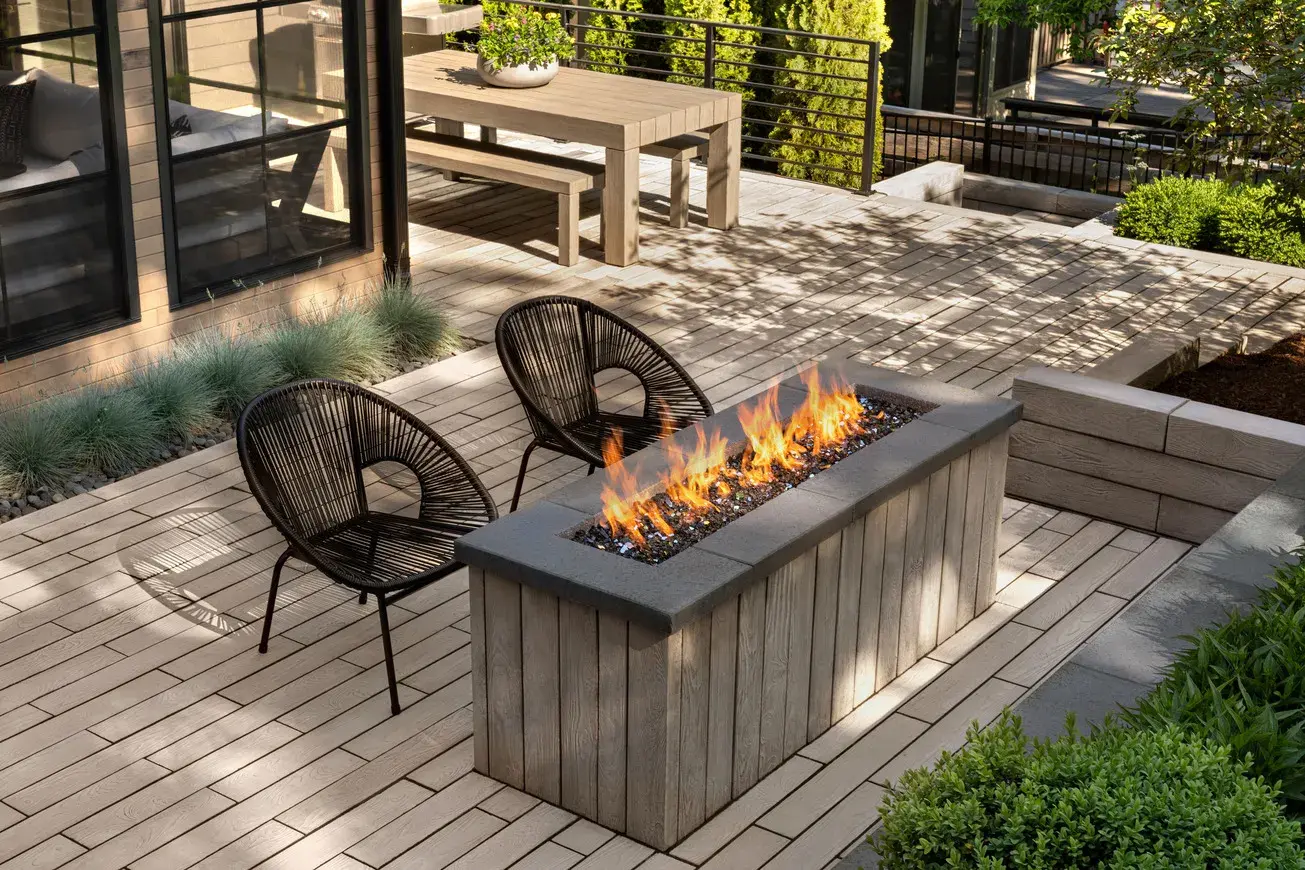 Patio trasero con losas Borealis y un asador