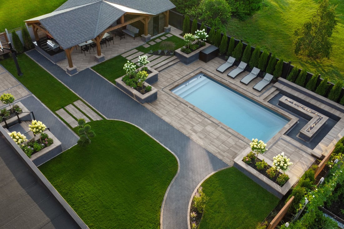 Patio trasero con múltiples productos Techo-Bloc