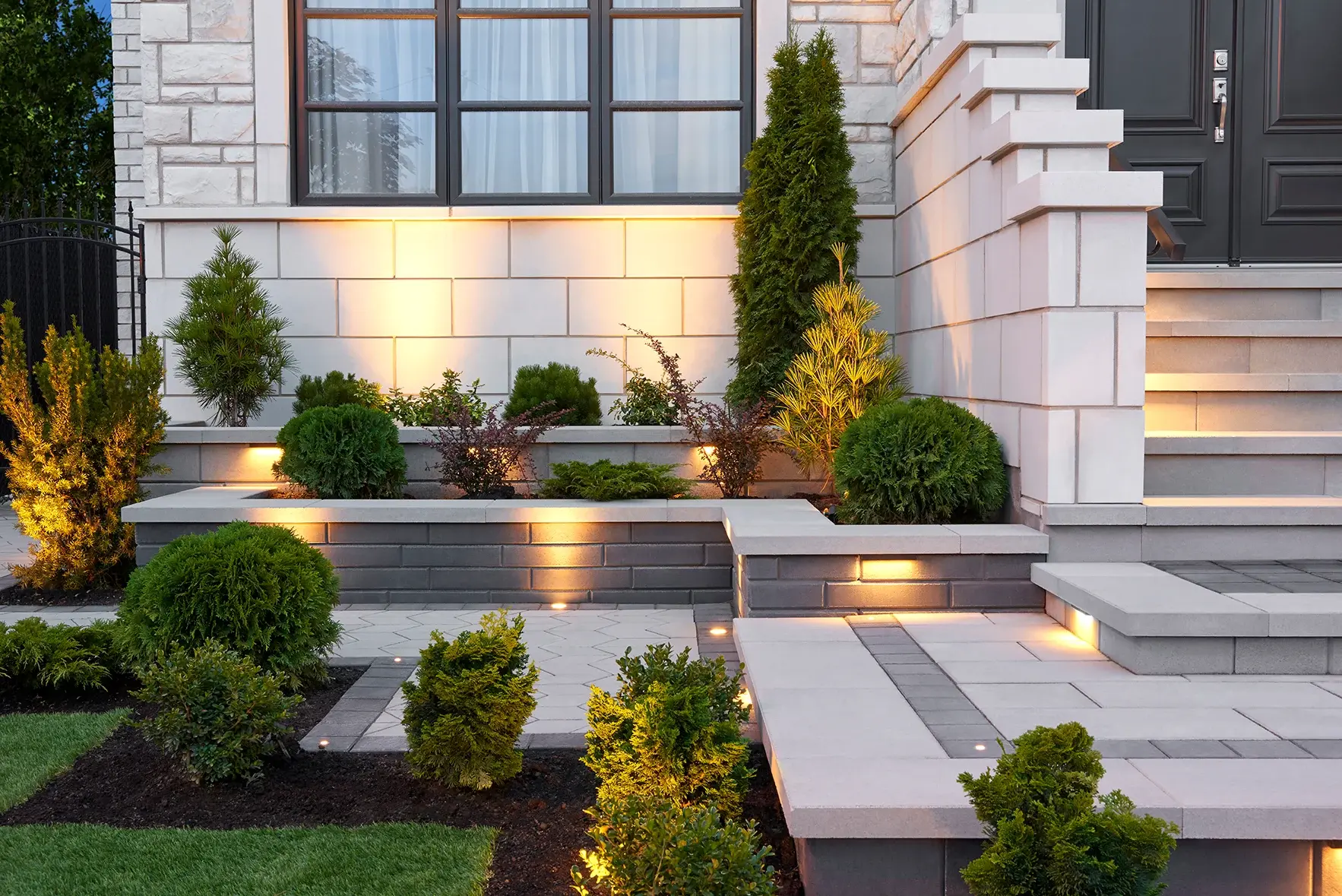Muros de contención Raffinato con plantas y escaleras