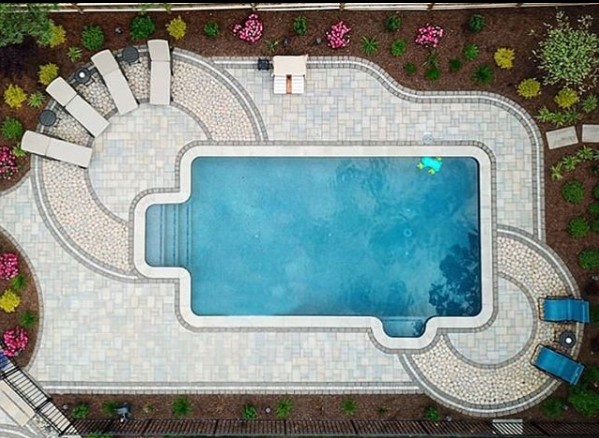 Patio trasero tradicional junto a la piscina con tres de nuestros adoquines. 