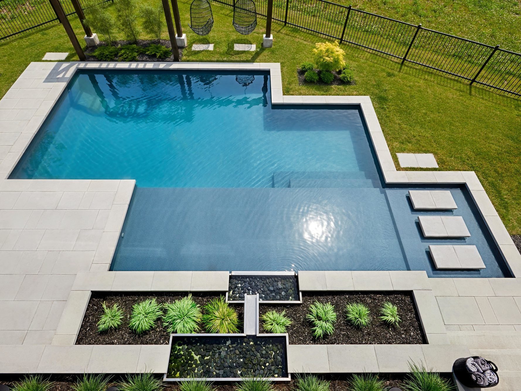 Losa Blu Smooth y cubierta de piscina Raffinato