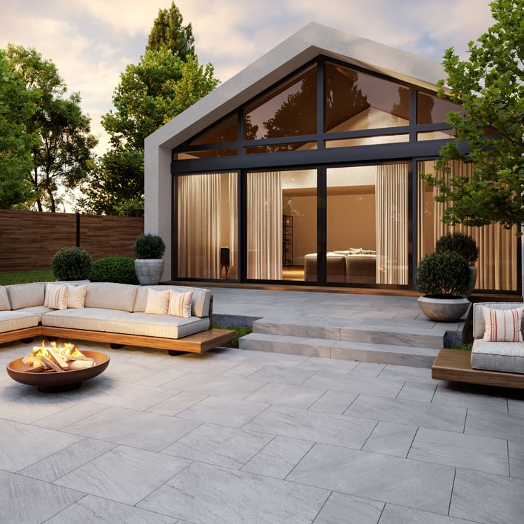 Patio trasero con losas Sandstone en gris de Techo-Bloc